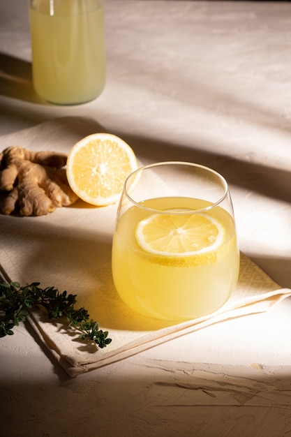 Verre de limonade au gingembre et citron