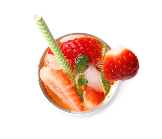 Verre de limonade aux fraises savoureuse sur fond blanc