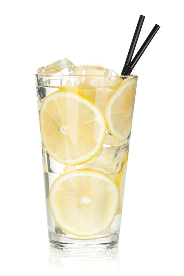 Un verre de limonade avec du citron.