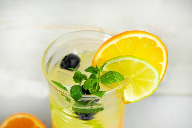 Verre de limonade d'été rafraîchissante avec de la glace. Cocktail aux bleuets et citron se bouchent.