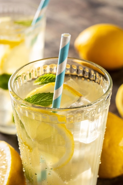 Verre de limonade fraîche sur table en bois