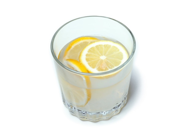 Verre de limonade isolé sur blanc