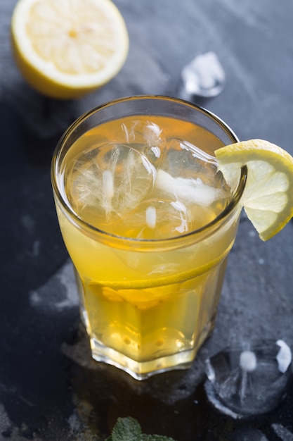 Verre de limonade maison rafraîchissante avec de la glace