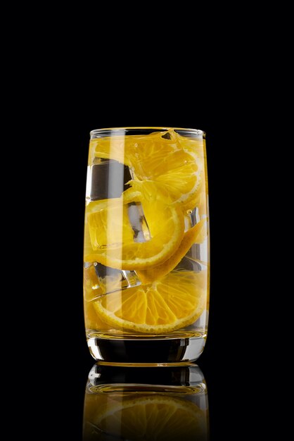 Un verre de limonade orange sur fond noir