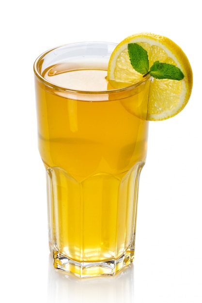 Verre de limonade avec des tranches de fruits isolés