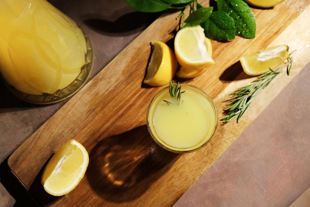 Verre de limoncello italien boisson alcoolisée au citron