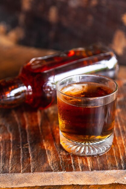 Verre à liqueur et carafe sur table en bois