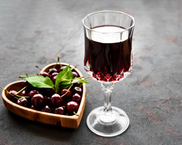 verre de liqueur de cerise vue de dessus