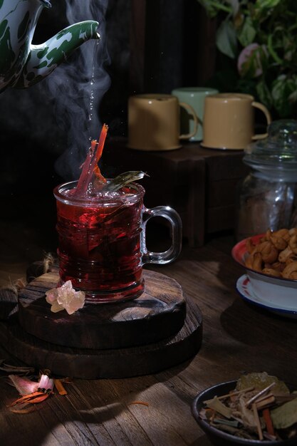 Un verre de liquide rouge avec une paille rouge