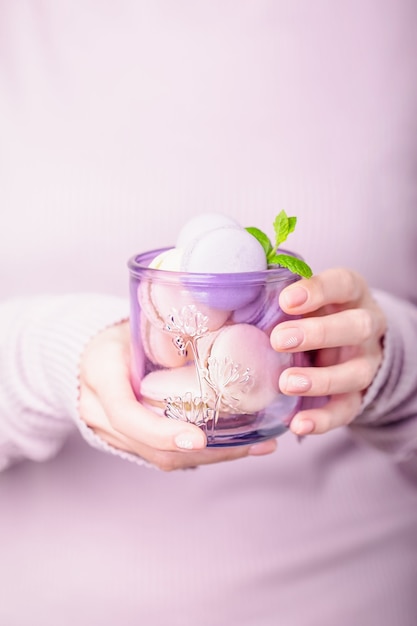 Verre avec des macarons dans les mains, verrerie en verre recyclé