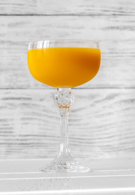 Verre de Mango Cocktail avec purée de mangue et vodka