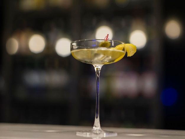 Verre à Martini sur le bureau au bar