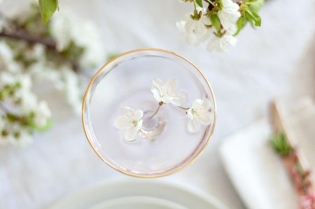 Verre à Martini avec fleurs de cerisier décorations de style boho élégant