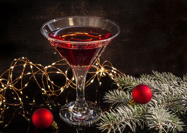Verre à martini de Noël avec branches d'épinette et décorations