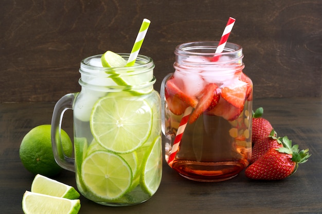 Verre Mason de limonade au citron vert et fraises sur image de fond en bois