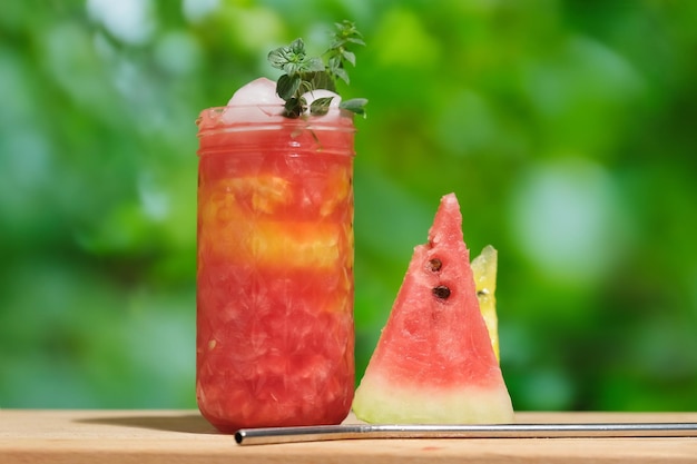 Verre de melon d'eau smoothie cocktail jardin d'été sur fond