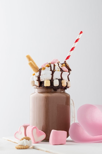 Verre de milk-shake au chocolat sur la table