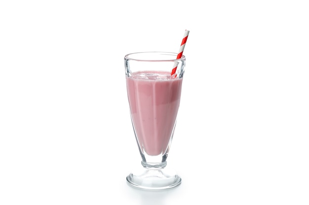 Verre de milk-shake aux fraises isolé sur fond blanc