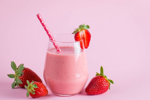 Verre de milkshake aux fraises fraîches, smoothie et fraises fraîches