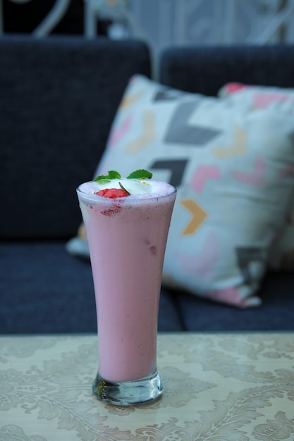 Un verre de milkshake aux fraises Minuman dingin