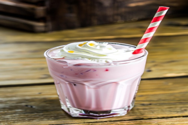 Un verre de milkshake aux fraises avec une paille