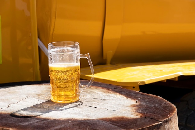 Verre à moitié rempli de bière dans la rue. photo de haute qualité