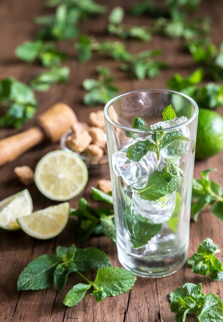 Verre de mojito avec des ingrédients