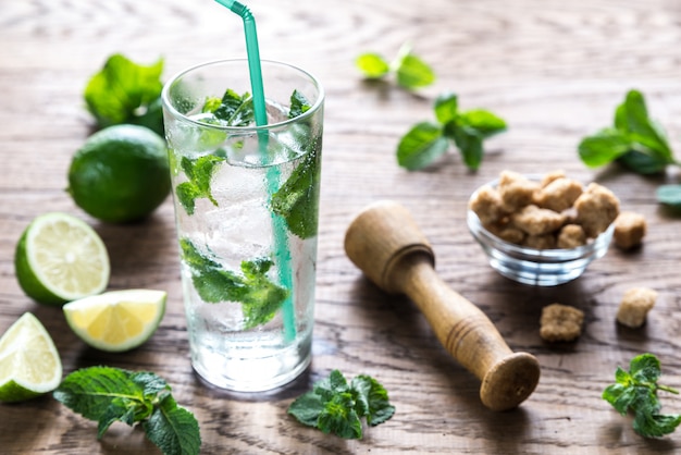 Verre de mojito avec des ingrédients