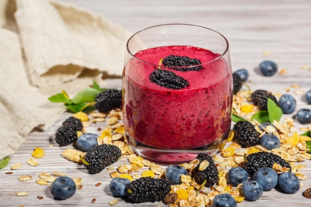 Verre de muesli de smoothies et de baies fraîches