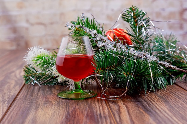 Verre de Noël décoré de whisky et de cadeaux