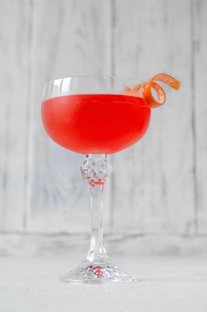 Photo verre de old friend cocktail garni de zeste de pamplemousse