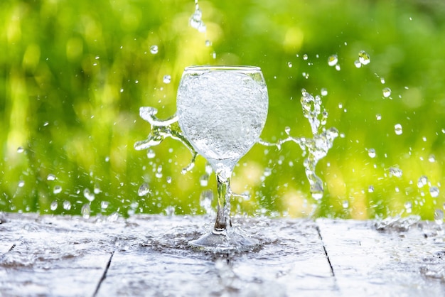 Verre avec un peu d'eau sur une table en bois