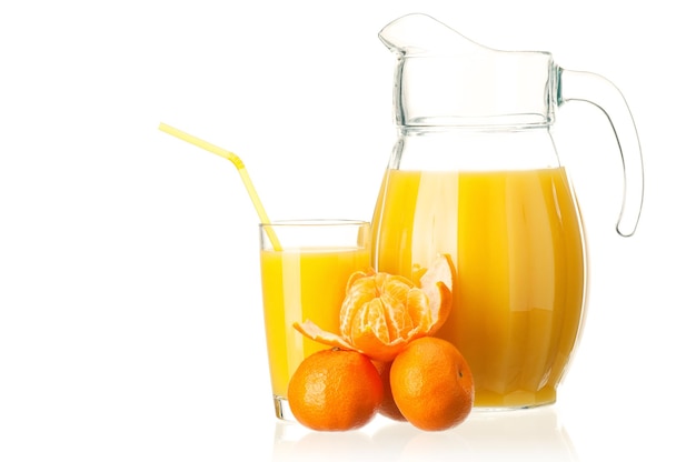 Verre de pichet de jus de mandarine frais et de fruits mandarins sur fond blanc