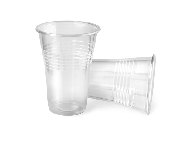 Verre en plastique isolé sur blanc