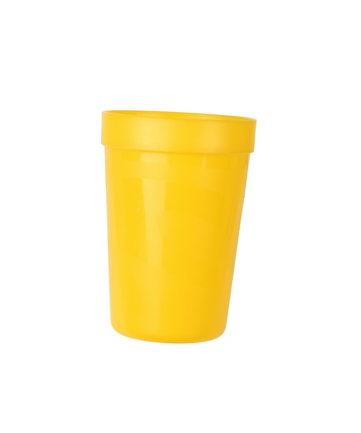 Verre en plastique jaune vif isolé sur fond blanc