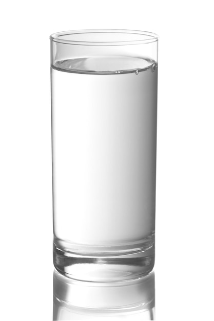 Verre plein d'eau sur un blanc