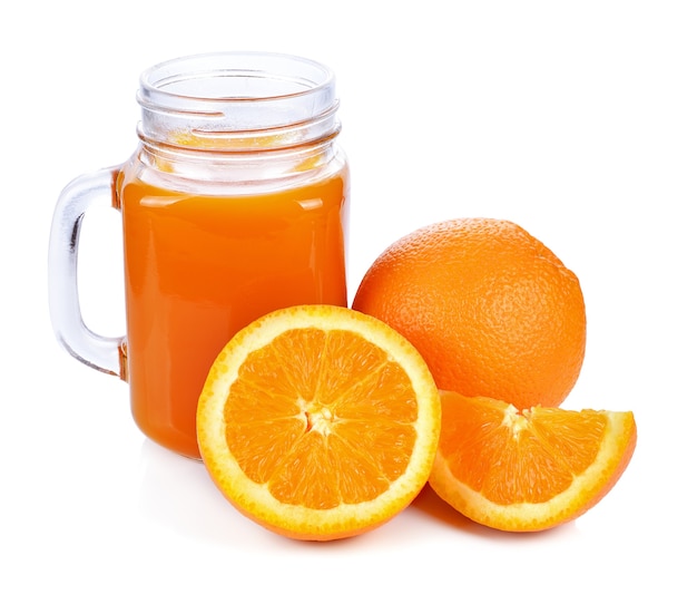 Verre plein de jus d'orange et fruit orange isolé sur blanc ba