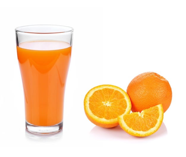 Verre plein de jus d'orange et fruit d'orange