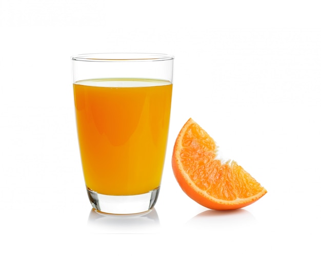 Verre plein de jus d'orange et d'orange isolé sur blanc