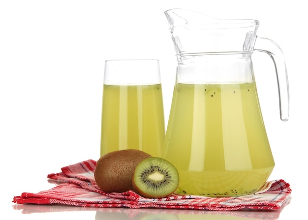 Verre plein et pichet de jus de kiwi et kiwi isolé sur blanc