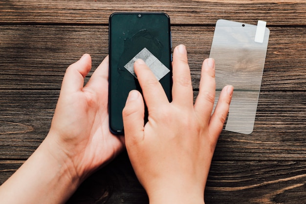 Verre protecteur impénétrable. Préparation pour coller la protection sur l'écran du téléphone.