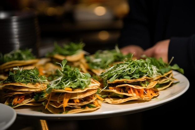 Un verre de quesadillas servi lors d'un pique-nique sur la plage