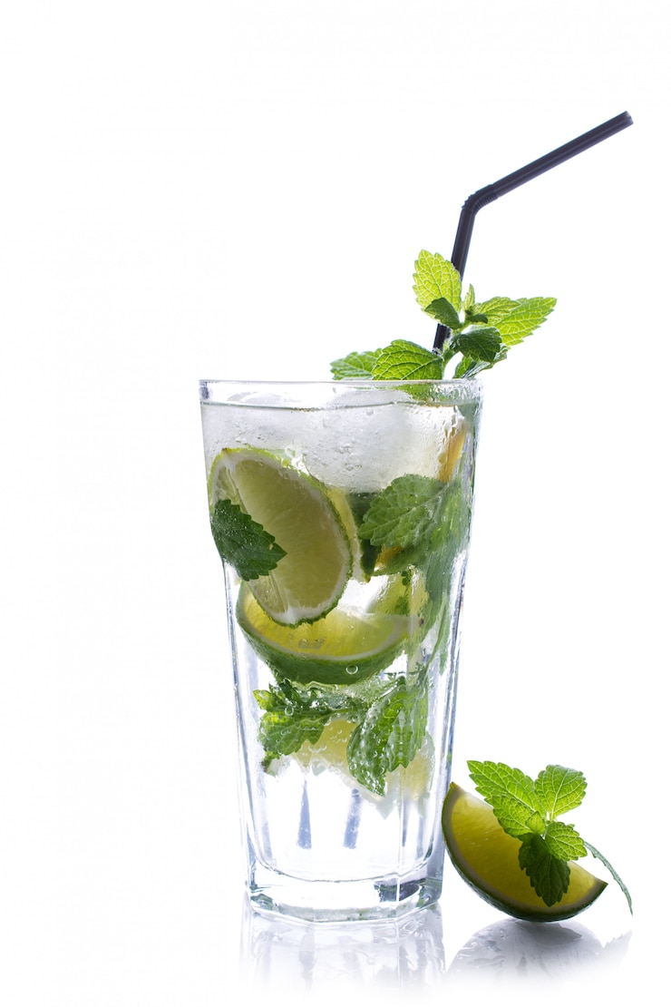 Photo verre rafraîchissant de tradition boisson d'été mojito au citron vert et menthe isolé sur blanc