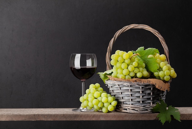 Verre de raisin blanc et de vin rouge