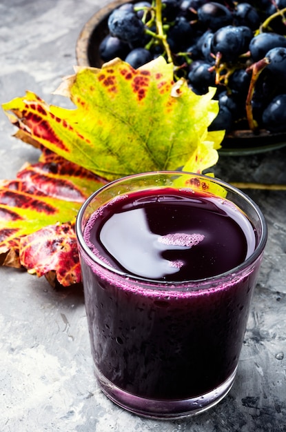 Verre de raisin dans un verre