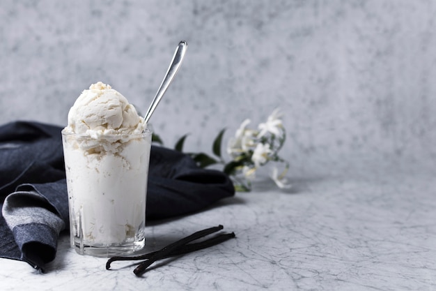 Verre rempli de glace et cuillère maison