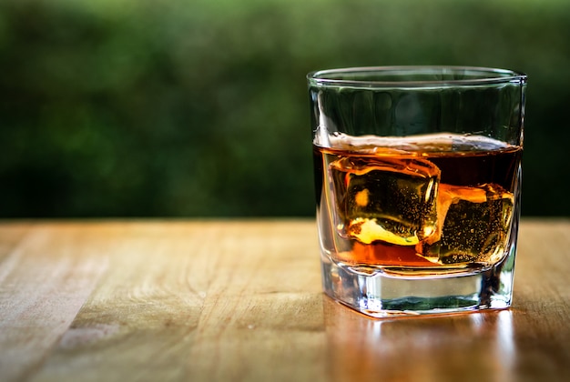 Verre sur le rocher de whisky cool