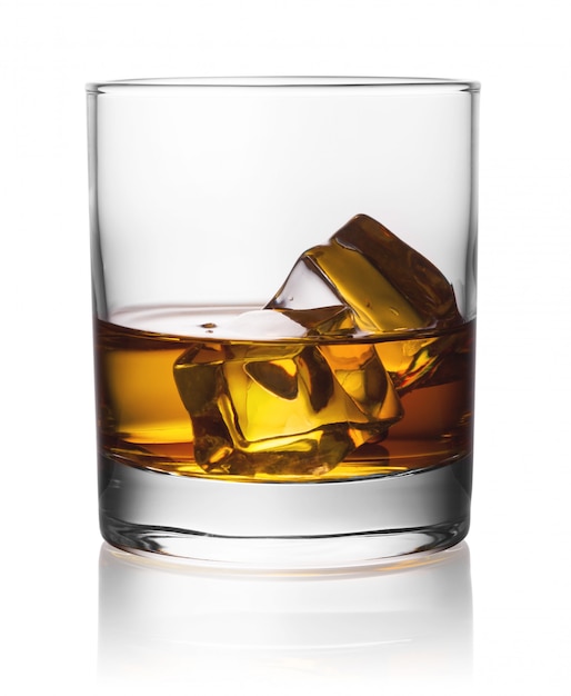 Photo verre rond transparent de whisky avec de la glace