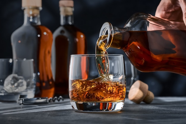 Un verre rond de whisky avec de la glace sur la table