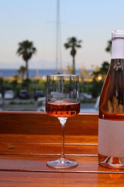 un verre de rose ou de vin rouge sur la plage